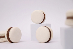 Пирожное воздушное макарон «Кофе-Бейлиз»